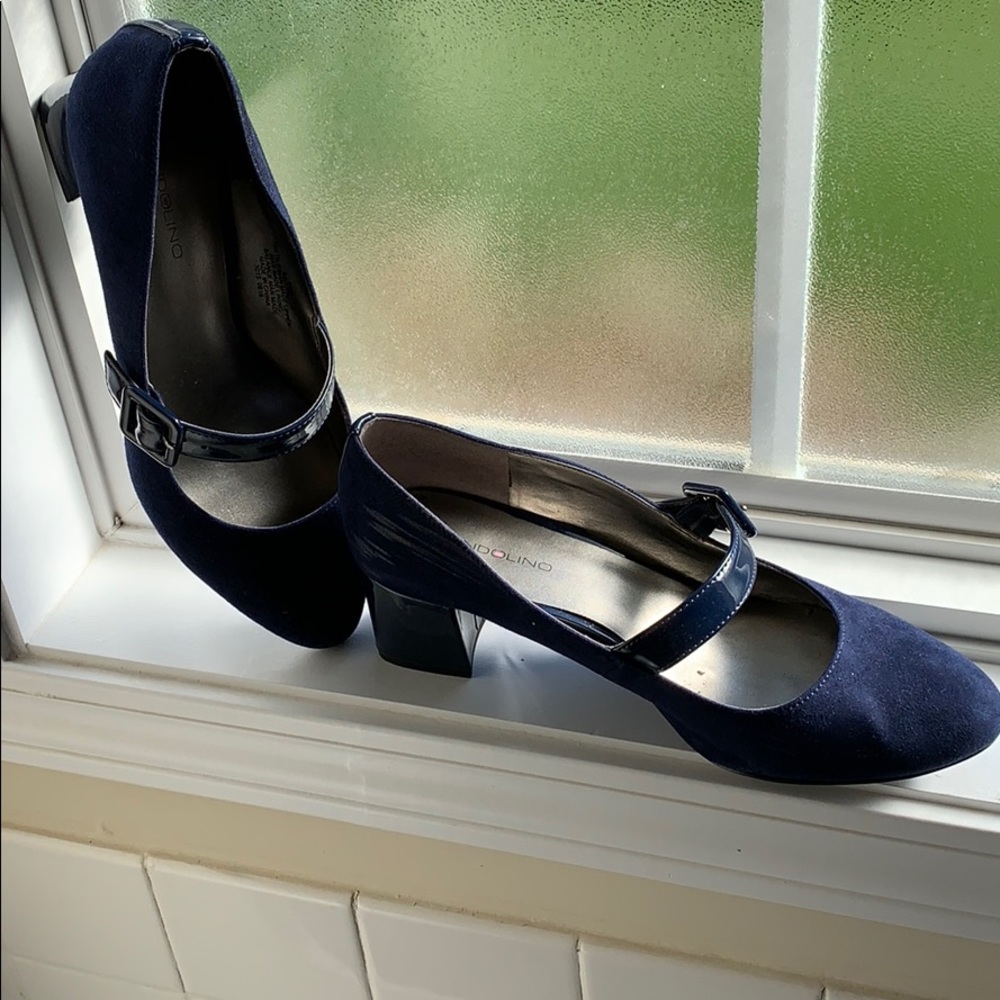 Bandolino navy heals!